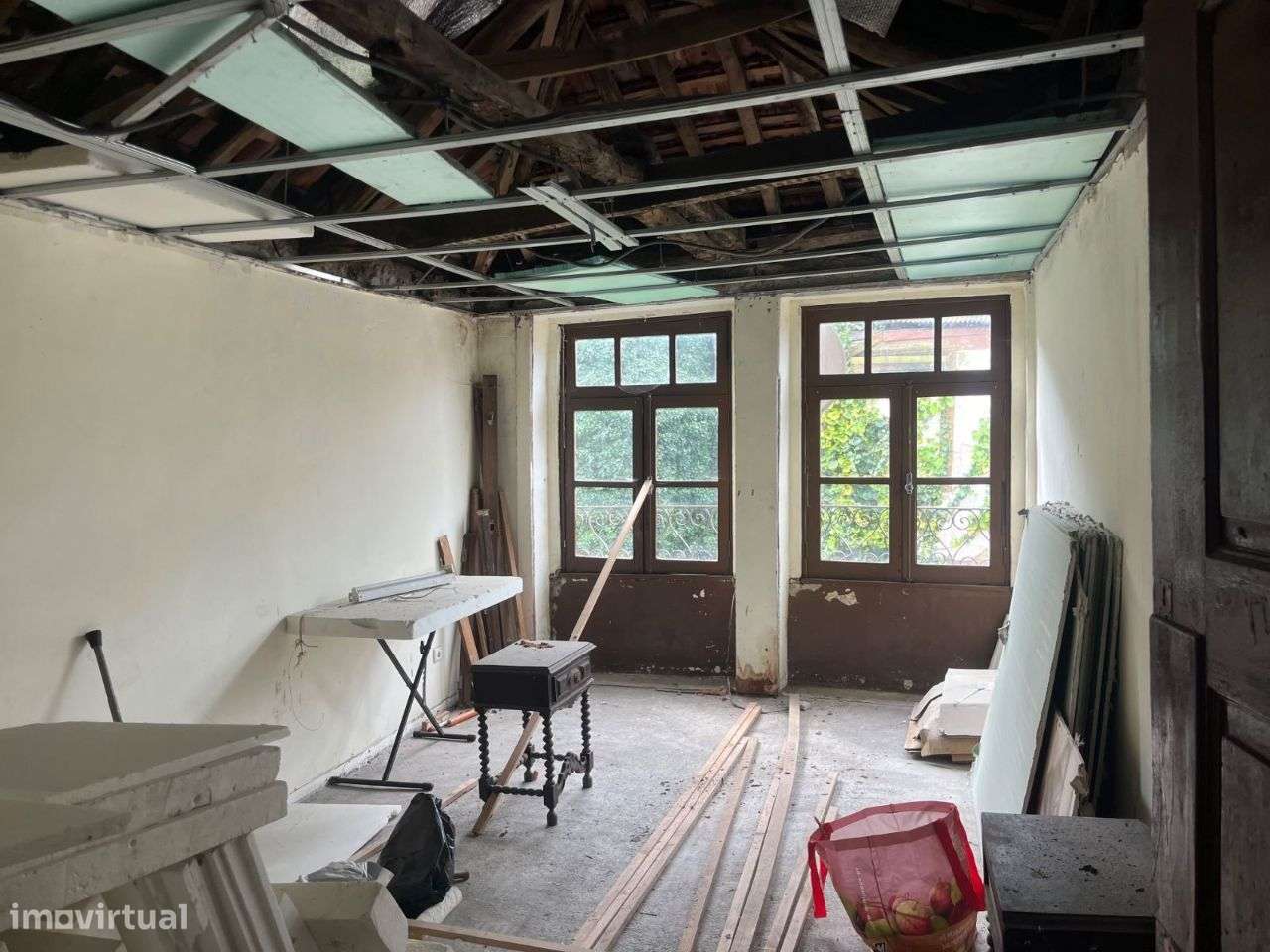 Prédio c/ 3 Pisos Para Recuperar na Sé (Porto) - Grande imagem: 1/19