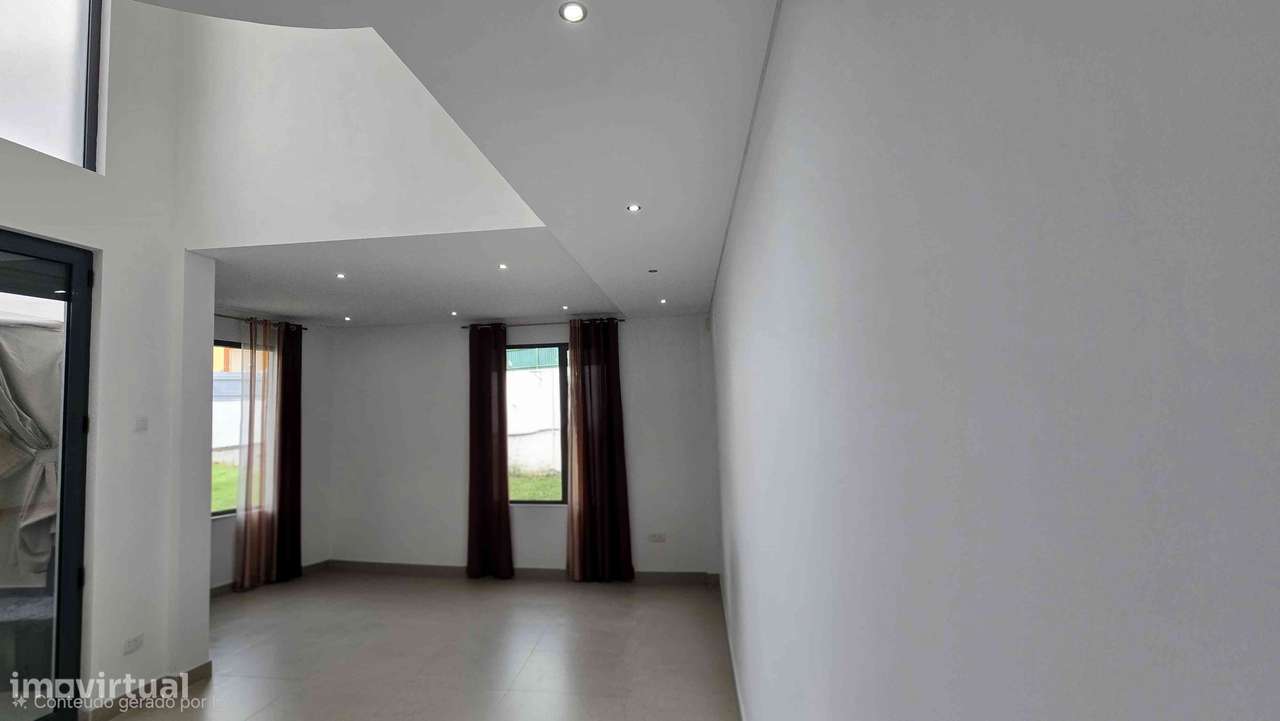 Moradia T4 isolada com jardim e garagem-25