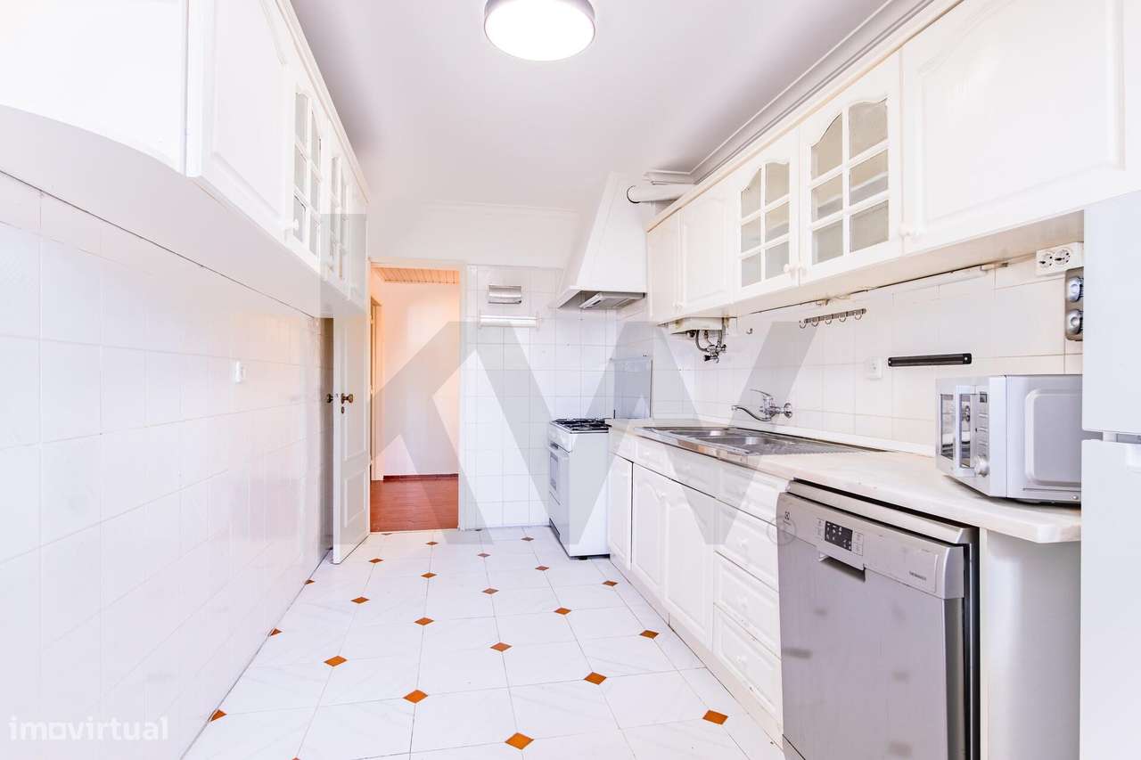 Apartamento T2 com Garagem Box e Vista Mar | Buzano – Parede-6