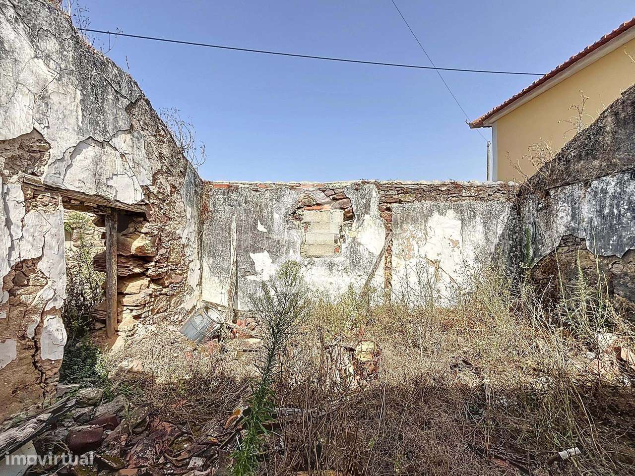 Propriedade mista com ruína e terreno fértil,  localizada nas Antas-7
