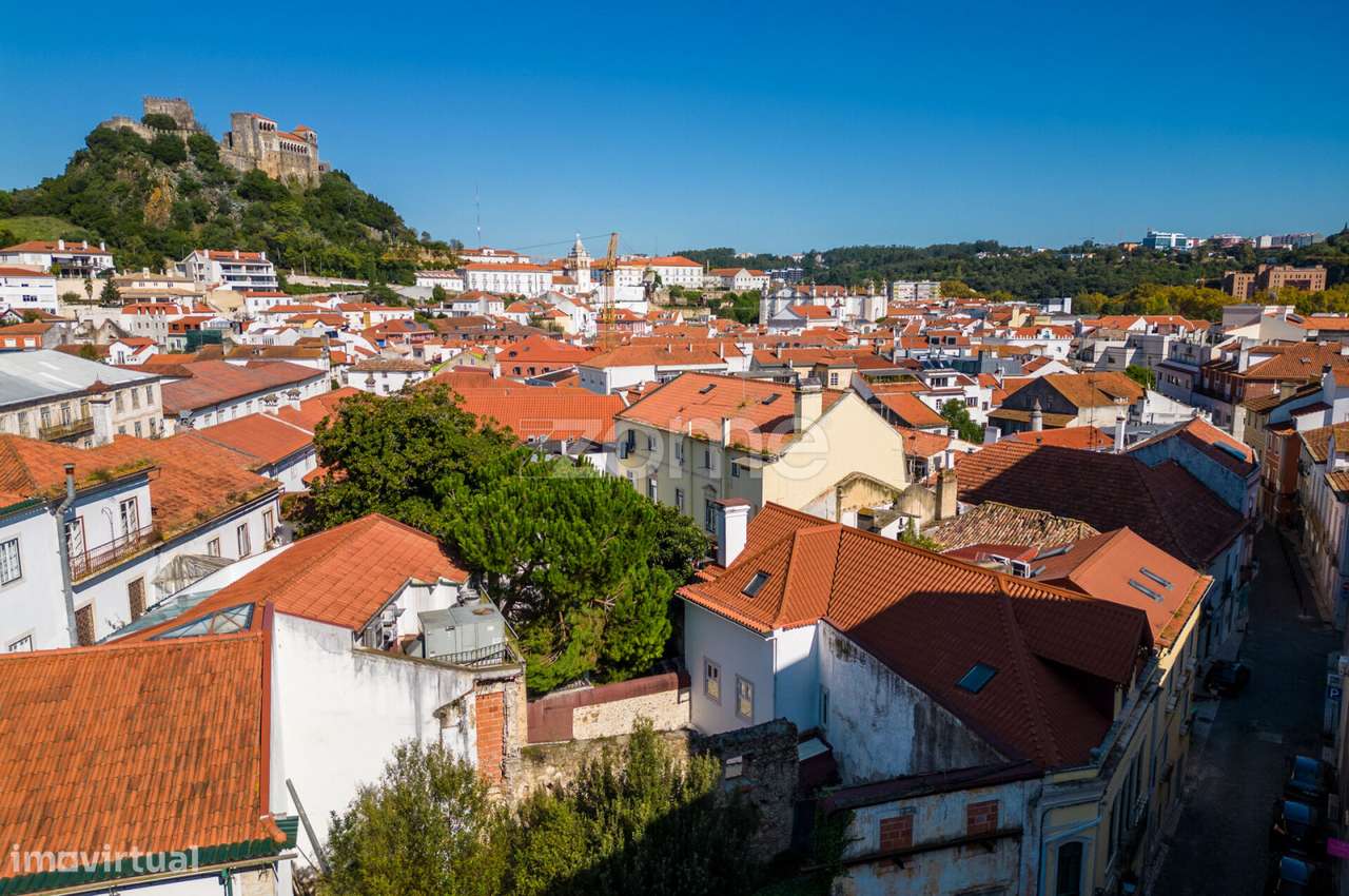 Prédio com grandes áreas no Centro de Leiria-56