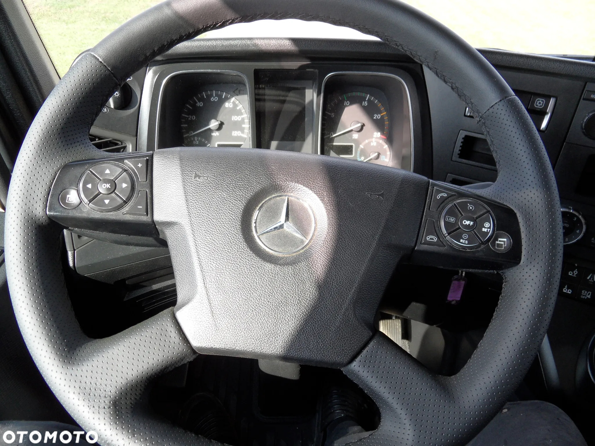 Mercedes-Benz - 9