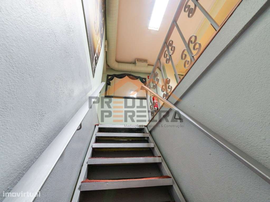Situado em Odivelas, armazém com cerca de 180 m2.-7