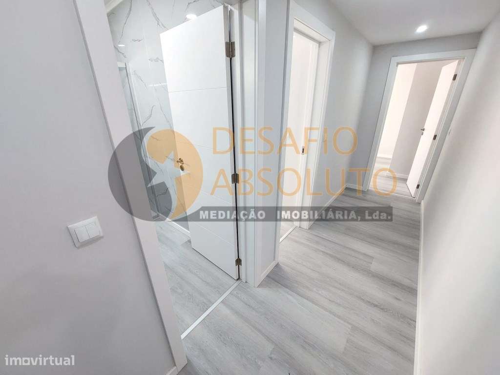 Apartamento T2 totalmente Remodelado c/ Arrecadação. Corroios-11