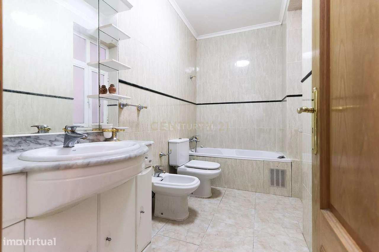 Espaçoso Apartamento T3 no coração de Lisboa-13