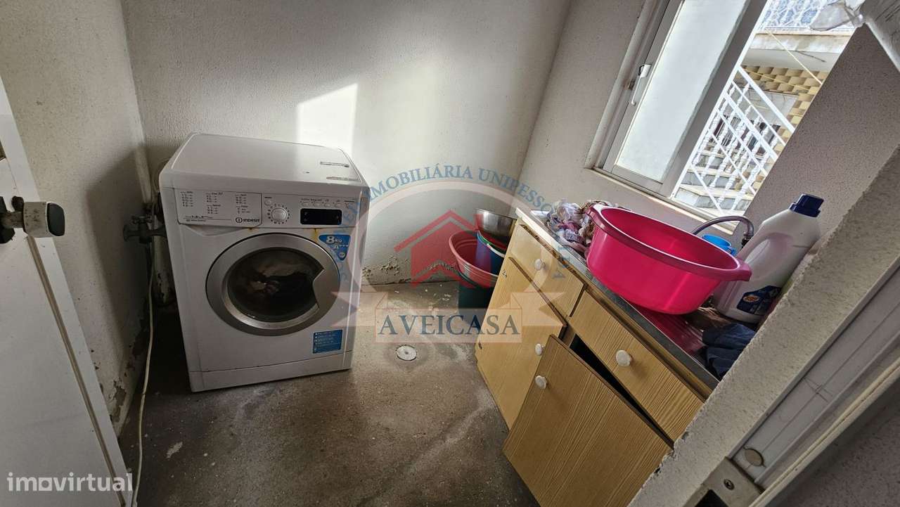 Moradia isolada T5 em bom estado com quintal e garagens-32