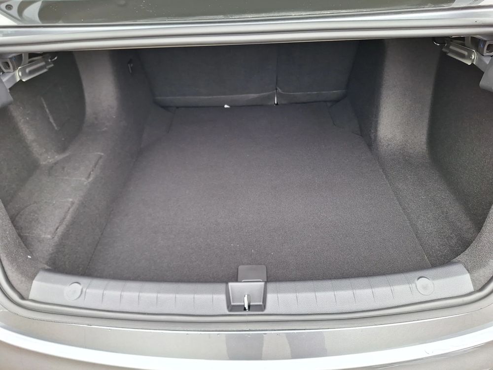 Zasięg 1050 km / Kamera 360 / Ekran 12,8 ''