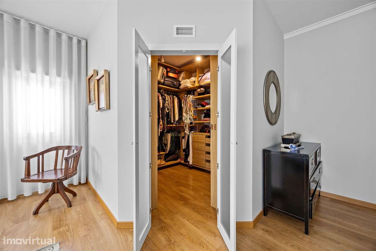 Apartamento com 4 quartos, 2 wc, parqueamento e arrecadação na Ramada,-19