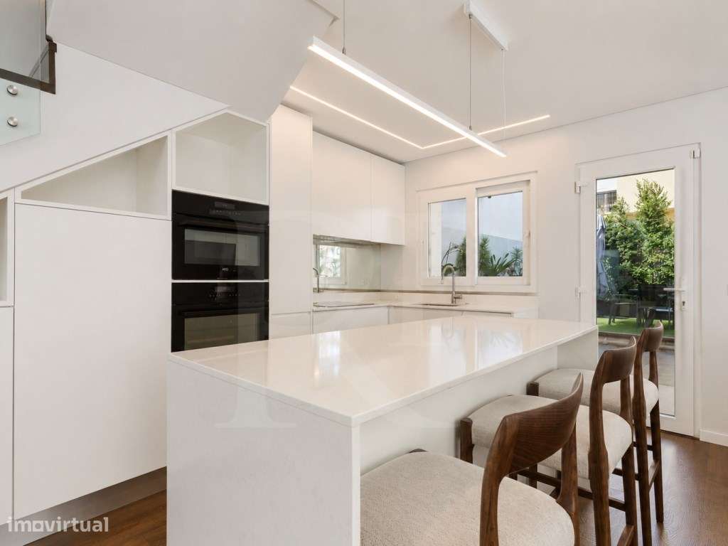 Moradia de luxo T4 no Murtal com piscina aquecida e rooftop panorâmico-11