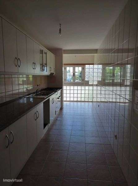 T2 Esmoriz / junto à Escola Secundaria / A29 - Lugar garagem - Grande imagem: 3/12