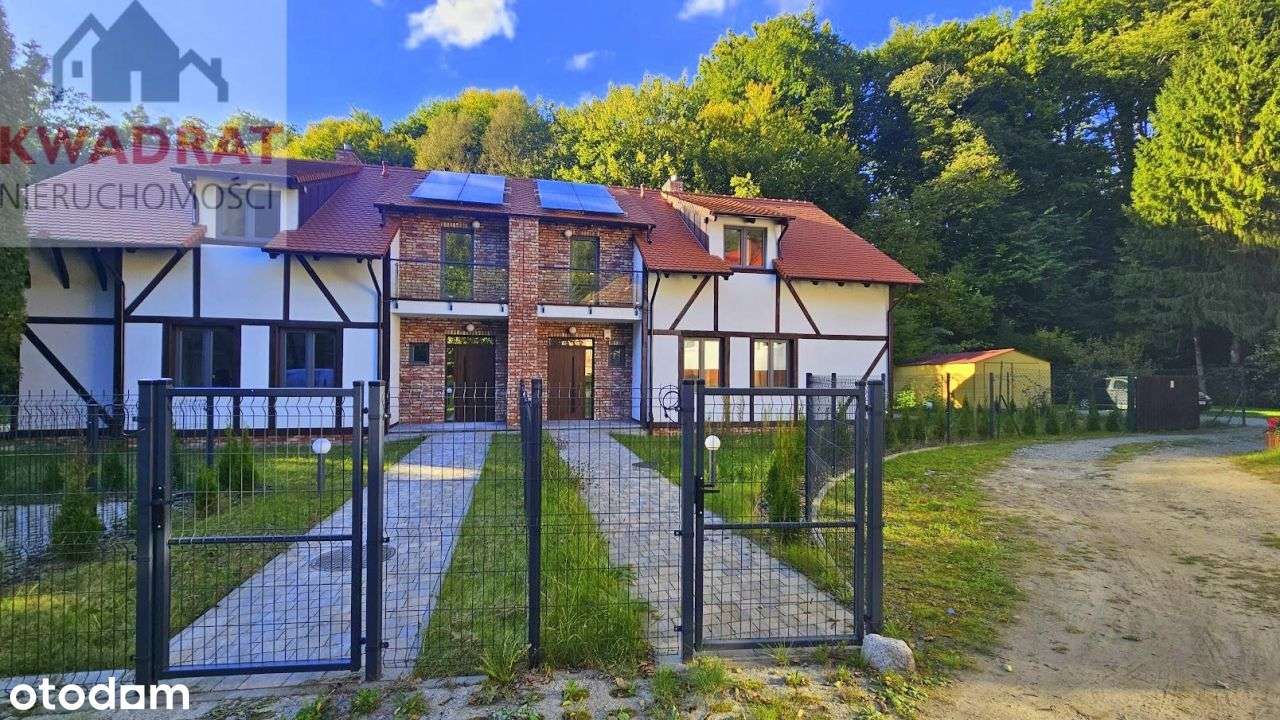 Dom przy ścianie lasu w Bażantarni obok strumyka.-0