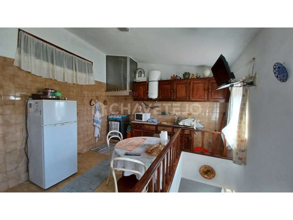 Moradia geminada de dois pisos, situada em aldeia a 5 km de Tomar. - Grande imagem: 4/17