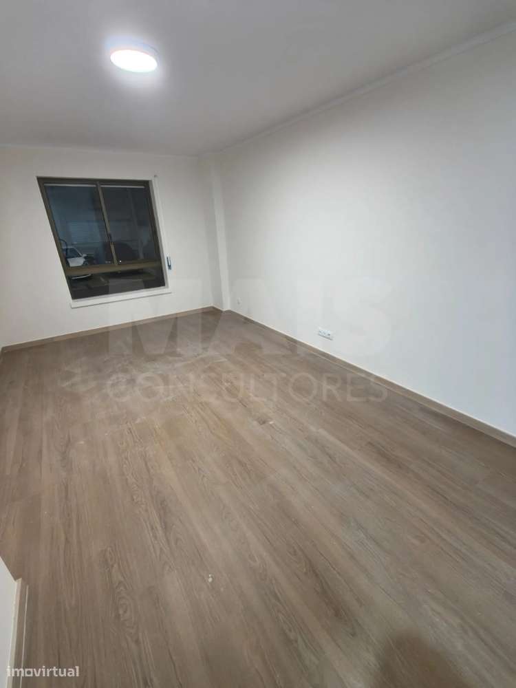 T2 Renovado, R/C Alto, Excelente Localização - Grande imagem: 4/9