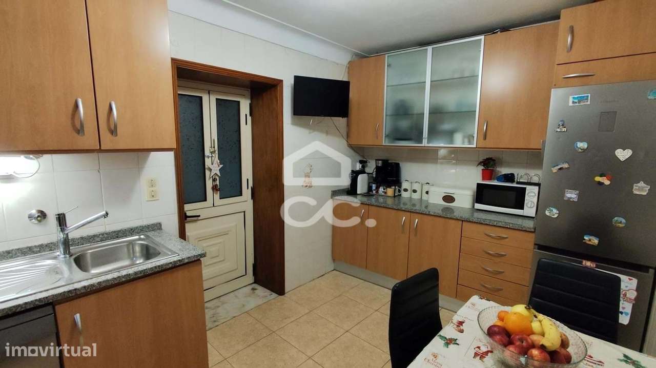 Moradia em Gaveto com Dupla Possibilidade: Habitação + Investimento em-7