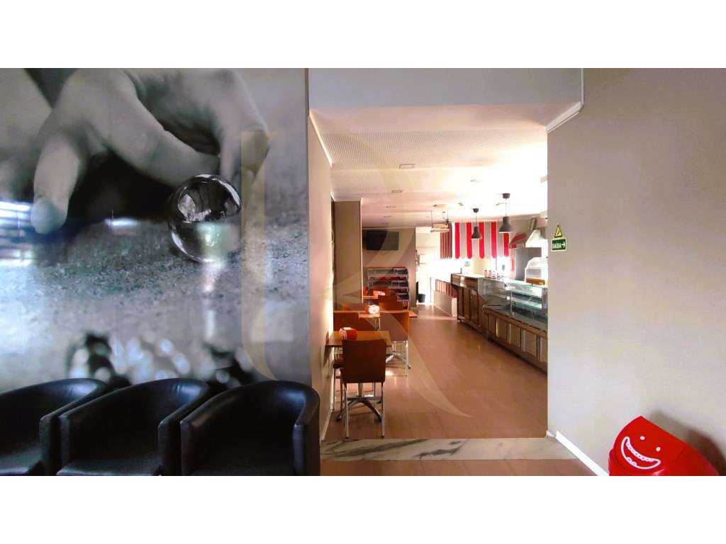 Loja de 2 pisos em Corroios - Oportunidade Única - Grande imagem: 4/19