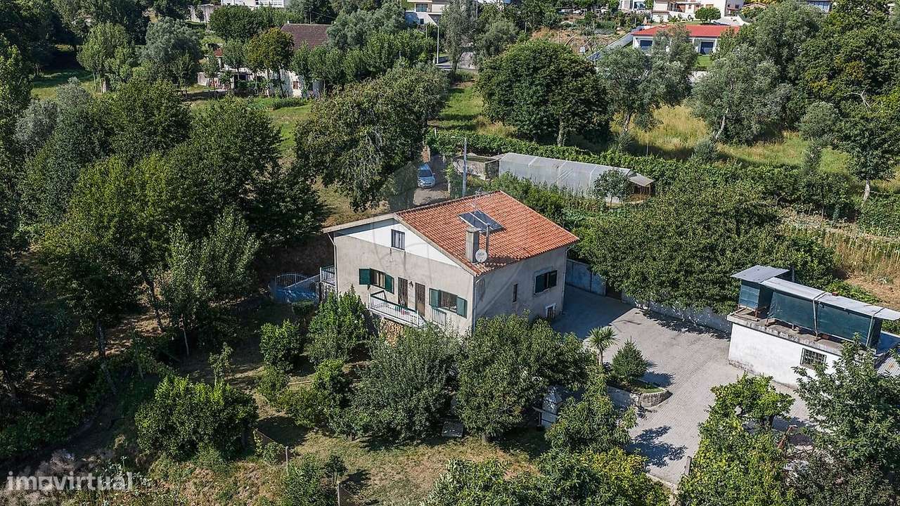 Moradia T4 com Terreno e Árvores de Fruto em Moure, Vila Verde-35
