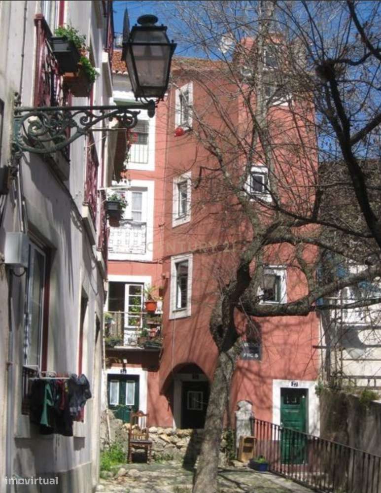 Prédio devoluto ao lado das muralhas do Castelo de S. Jorge - Grande imagem: 4/15