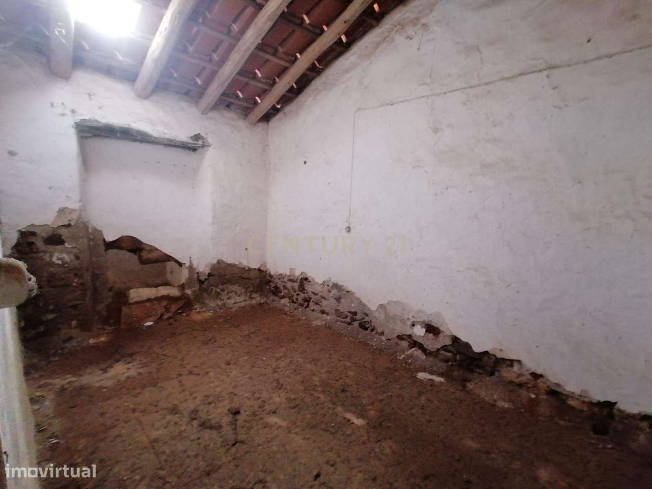 Moradia antiga com vários anexos para recuperação em Ribeira de Odelou - Grande imagem: 5/13