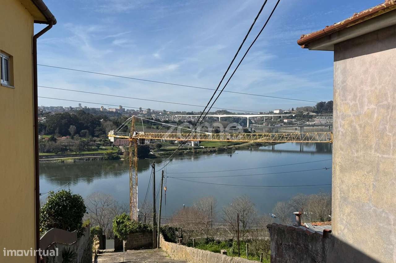 3 Moradias térreas devolutas com logradouro, vista rio, Valbom - Grande imagem: 4/9