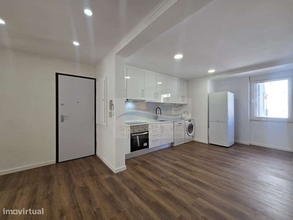Apartamento T2+1 totalmente remodelado na Praça da Igreja-0