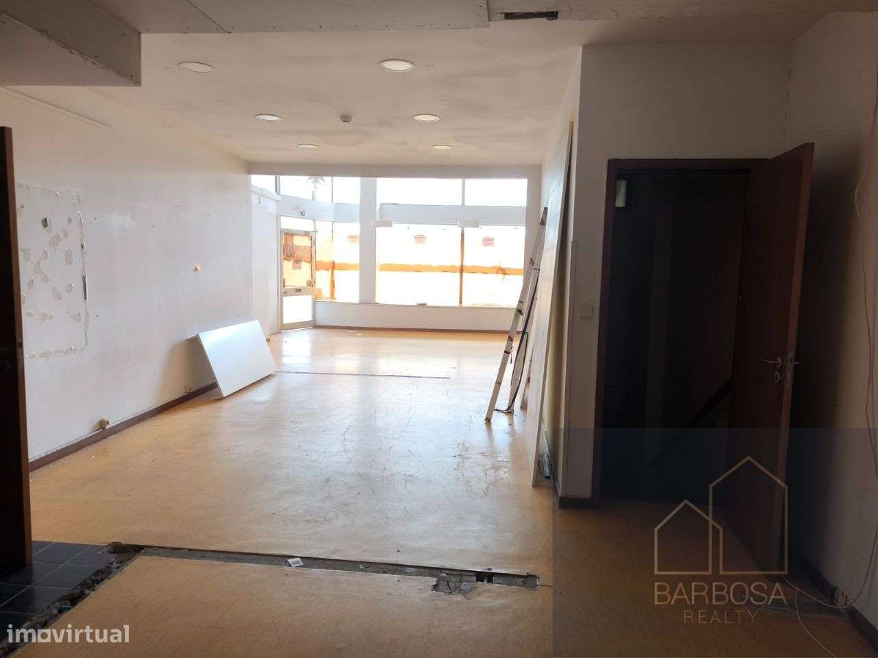 Loja de rua c/ 2 pisos, 3 WCs, 227m2 - zona movimentada Porto-6