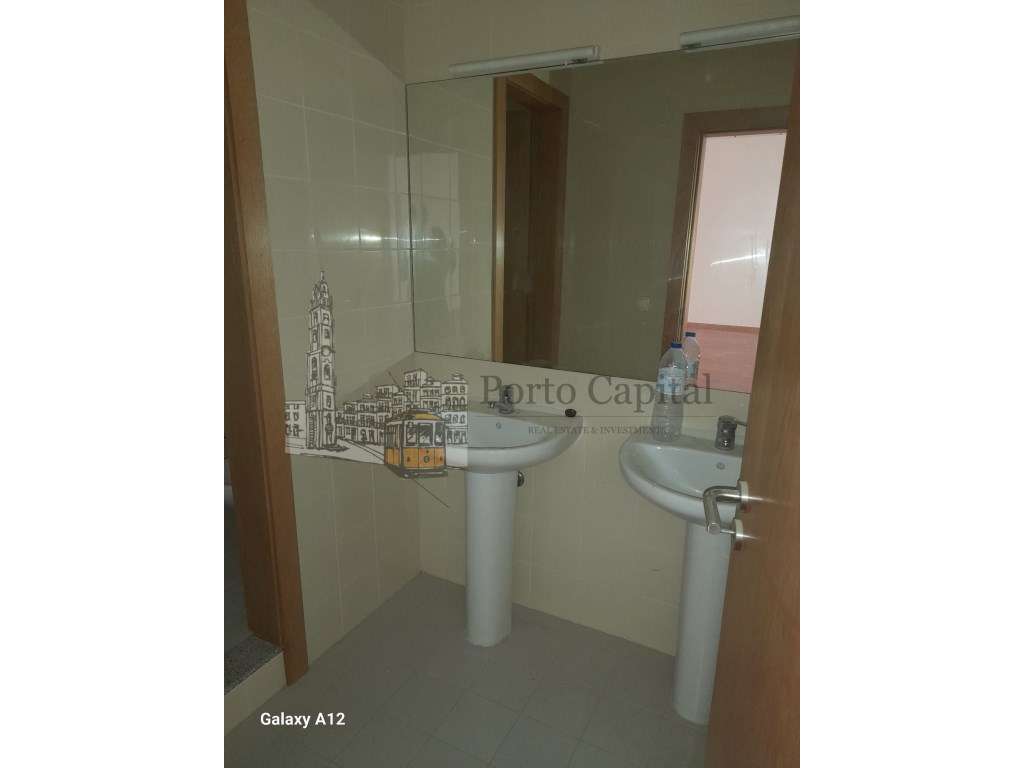 Excelente armazém junto ao Hospital Santo António - Grande imagem: 5/20