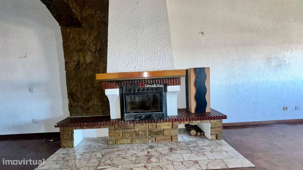 Apartamento T6 Duplex com 3 casas de banho e terraço-10