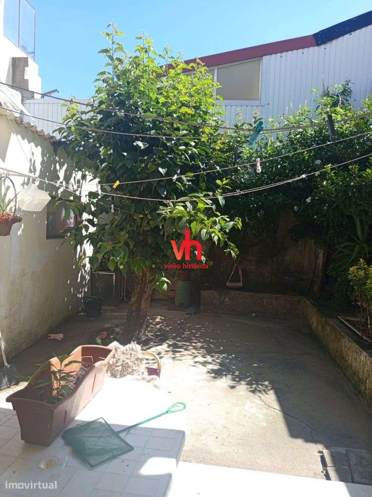 Vende-se Moradia ao Carvalhido com Potencial de Investimento-14