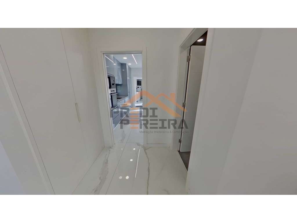 Moradia T3, situada no Casal da Silveira, em Famões-9