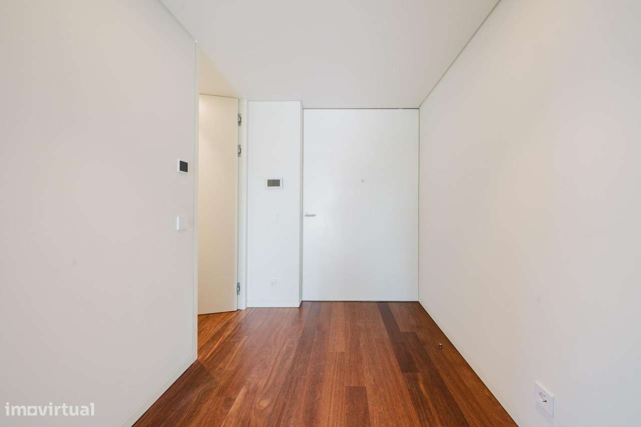 Elegante Moradia T3 no Sandwoods com Piscina Privativa e Jardim-5