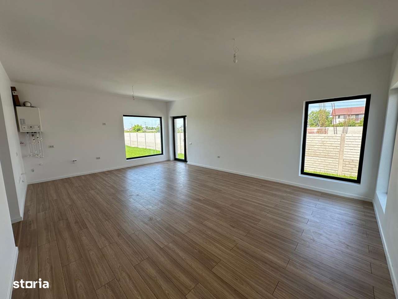 Casa single in Domnesti: incalzire in pardoseala si tamplarie tripan - Imagine principală: 5/15