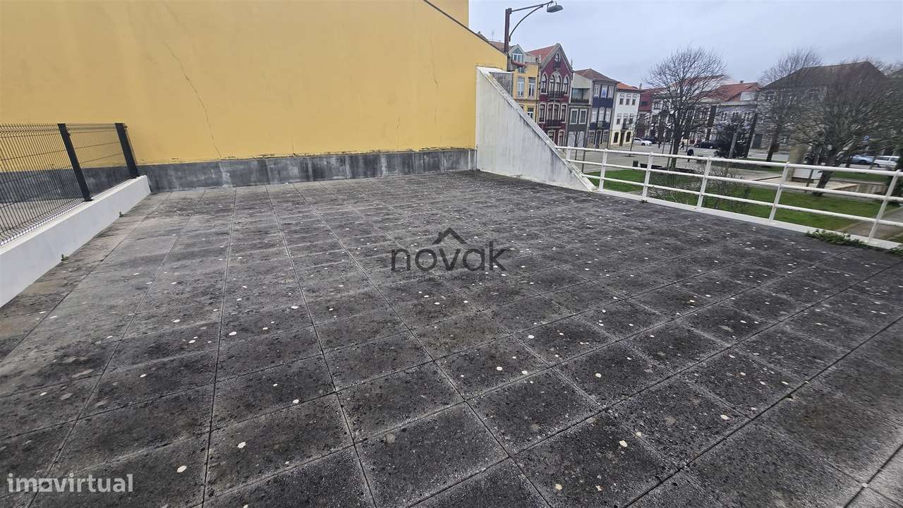 Escritório na Praça do Almada, por cima da CGD-7