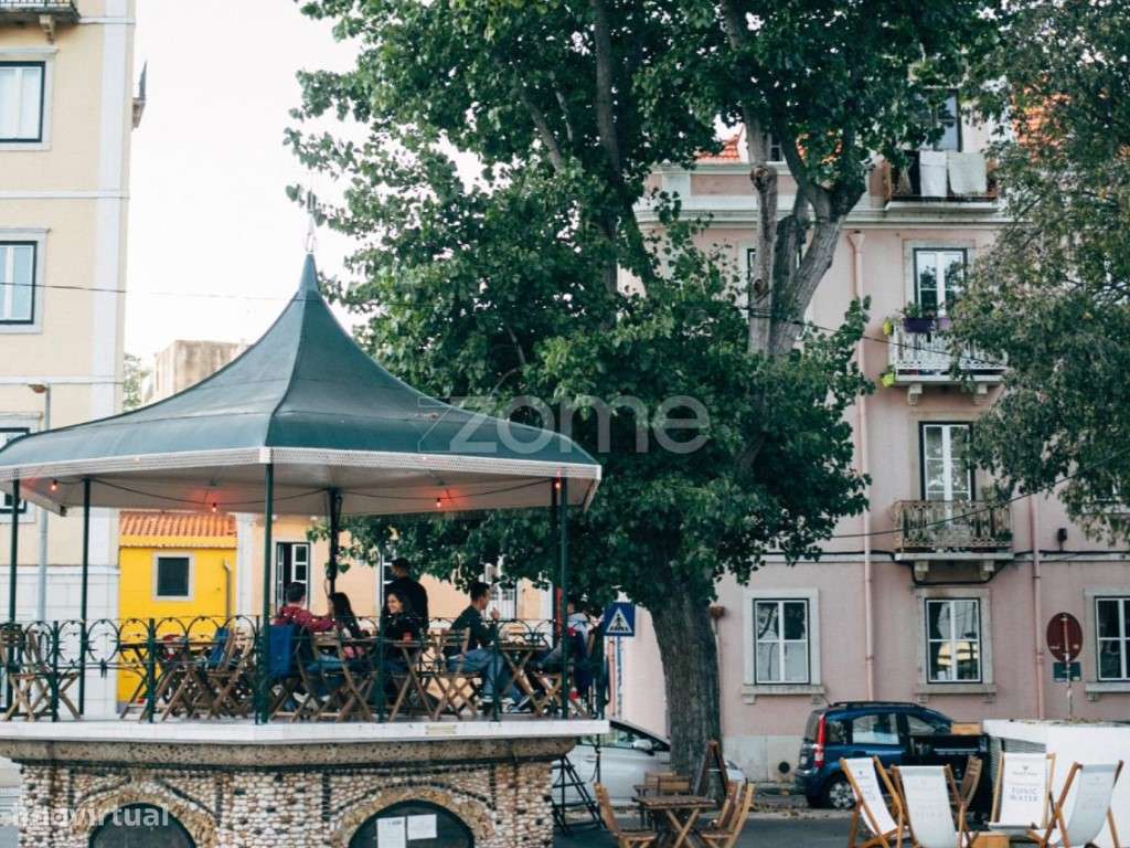 Espaço recente, com esplanada no coreto do jardim; totalmente remod... - Grande imagem: 2/10