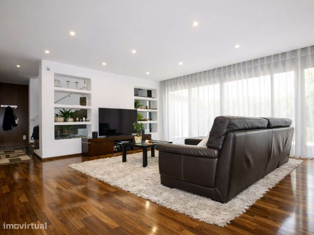 Moradia T4 com 4 frentes e jardim privado com árvores espaço e lumi...-13