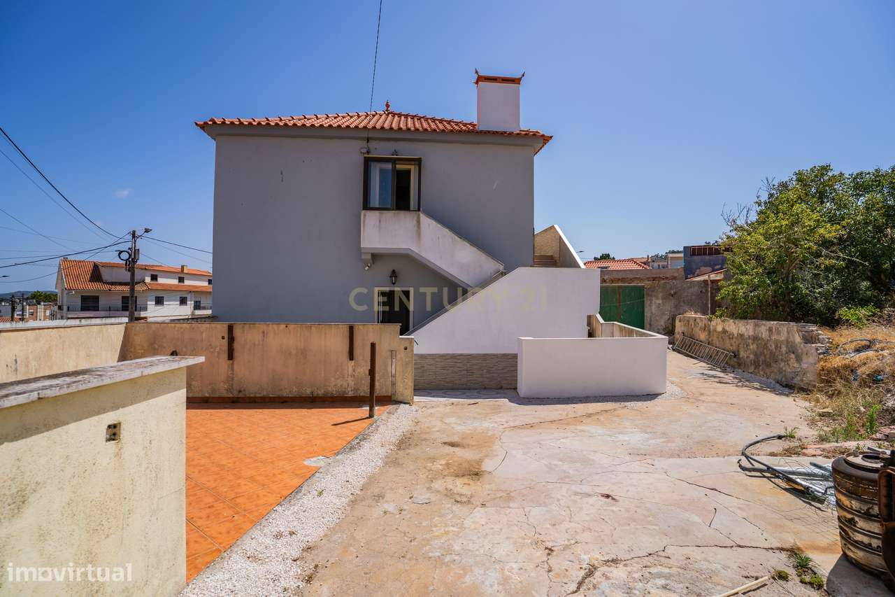 Propriedade composta por prédio, moradia e terreno em Salir do Porto-55
