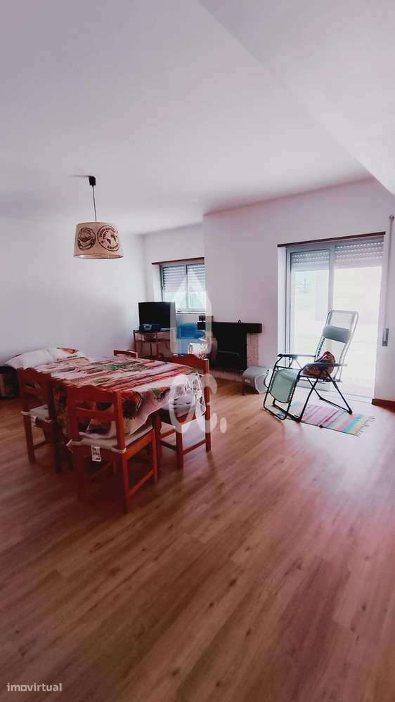 Apartamento remodelado com  2 quartos no rés-do-chão, localizado na Pr-3