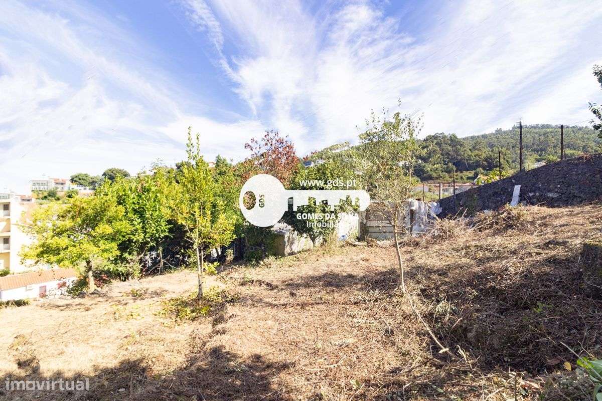 Moradia tri-familiar em ruína com afetação de comércio e habitação-16