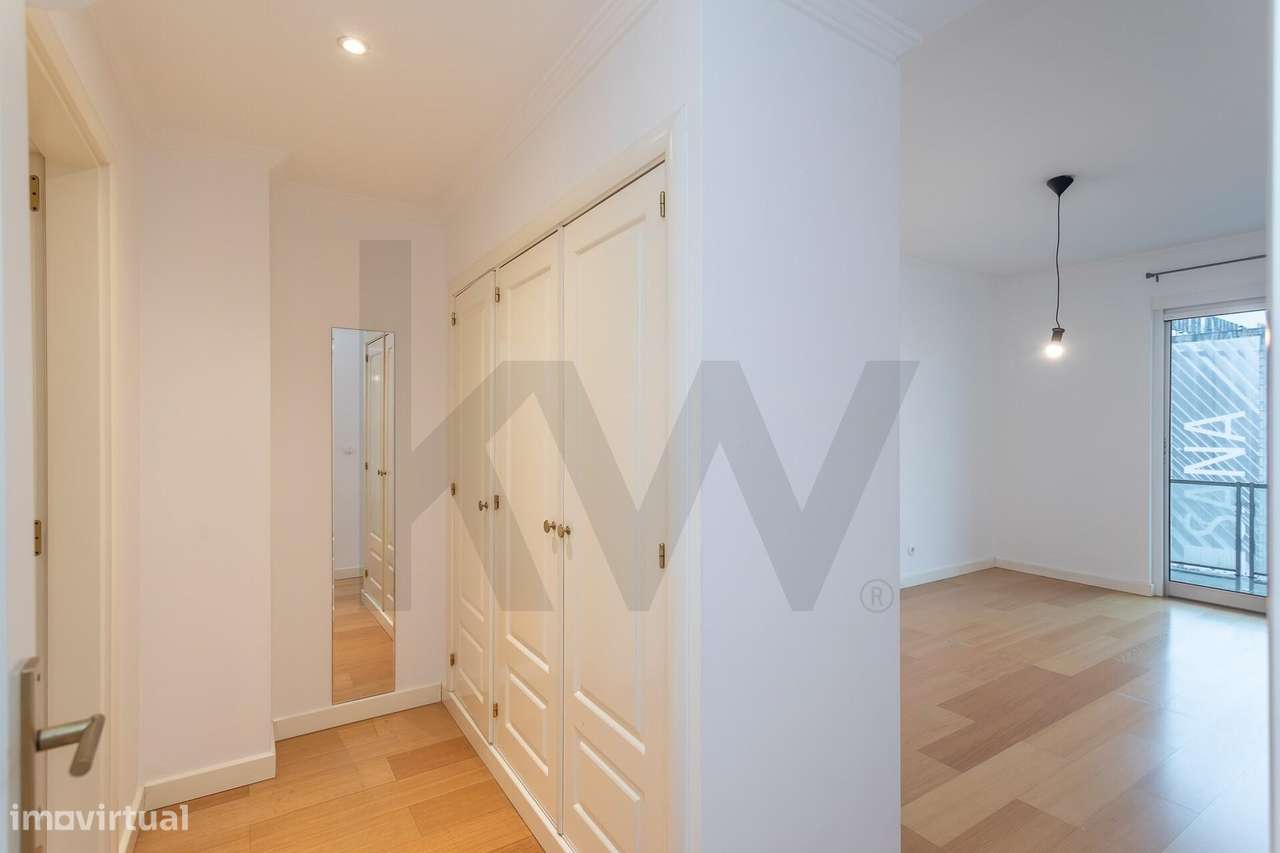 Praça de Espanha | T1 c/ estacionamento e varanda em Edf. de prestígio-13