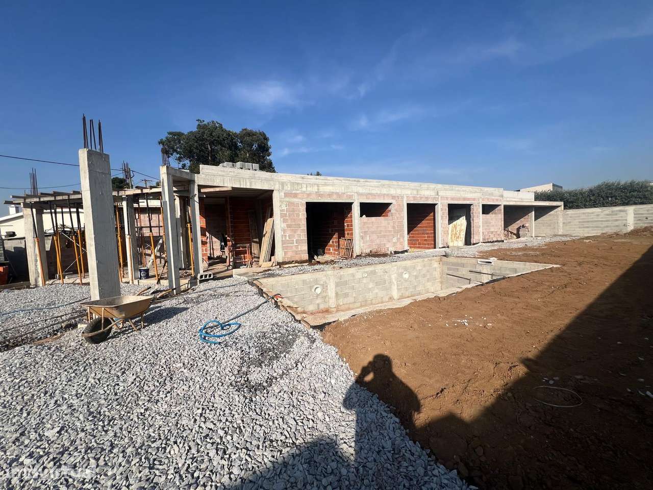 MORADIA TÉRREA EXCLUSIVA | T5 – Piscina e Jardim – Praia-0