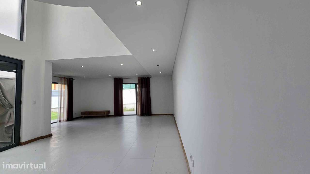 Moradia T4 isolada com jardim e garagem-21