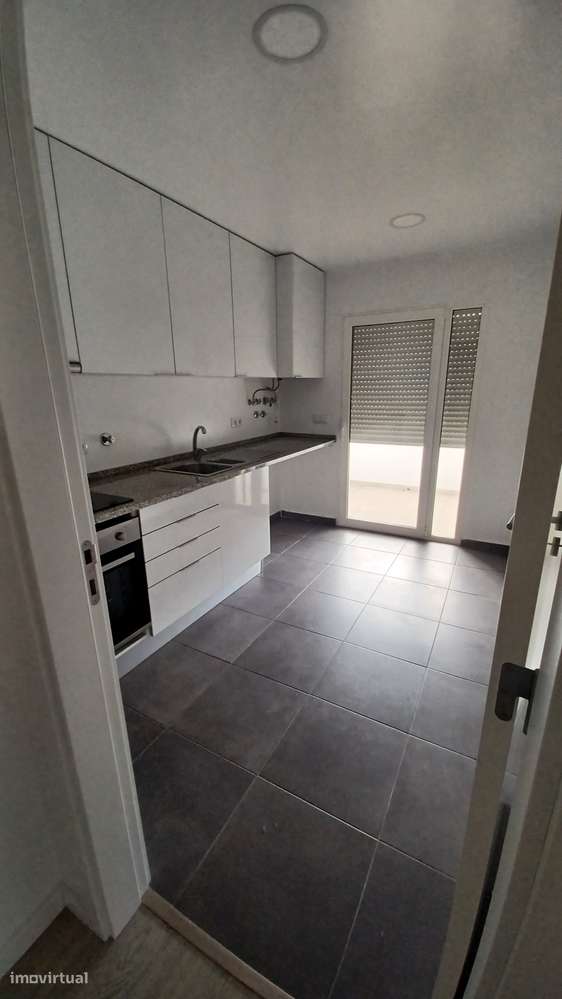 Apartamento T1 com varanda, garagem e elevador - Grande imagem: 3/6