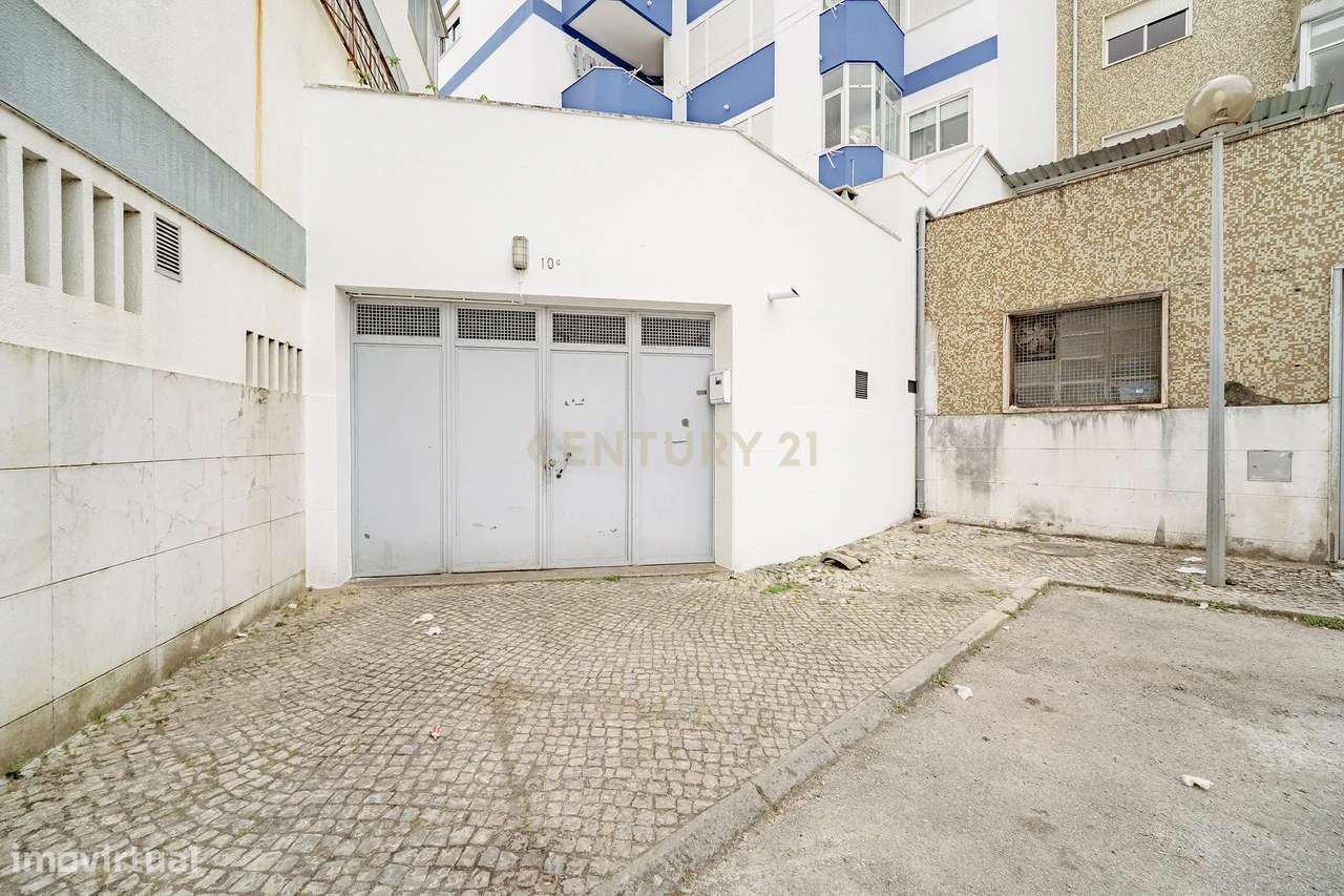 Garagem em Laranjeiro, Almada - Oportunidade Única-0