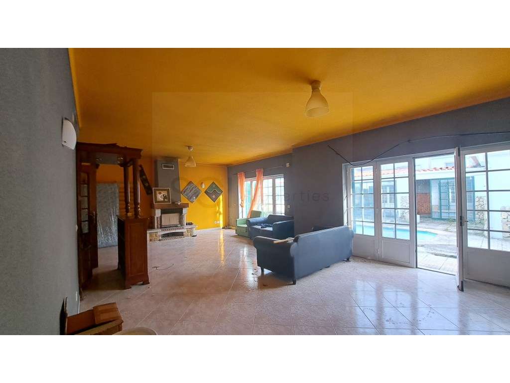 Moradia T3 +1 independente com garagem e piscina em Sesimbra-10
