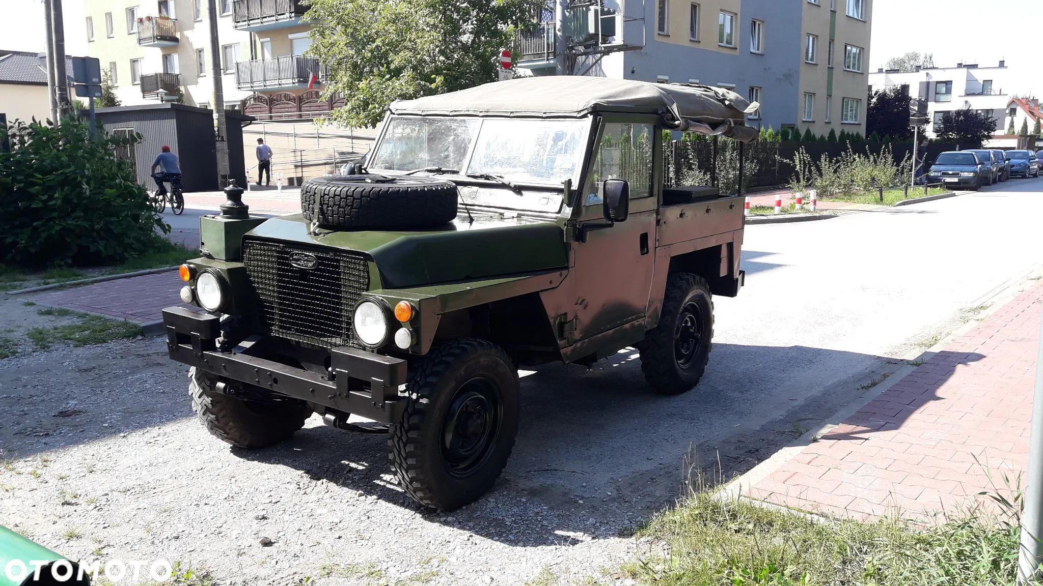 Land Rover Defender - 1