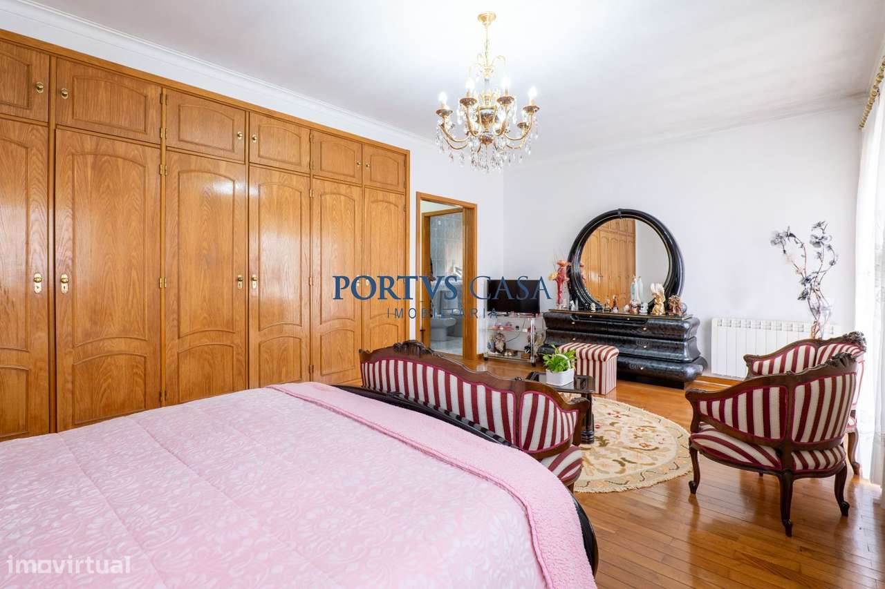 Moradia T4 com piscina em Lavra-19