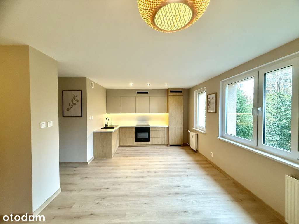 Duża, jasna kawalerka z wydzieloną sypialni - Pełny obrazek: 2/7