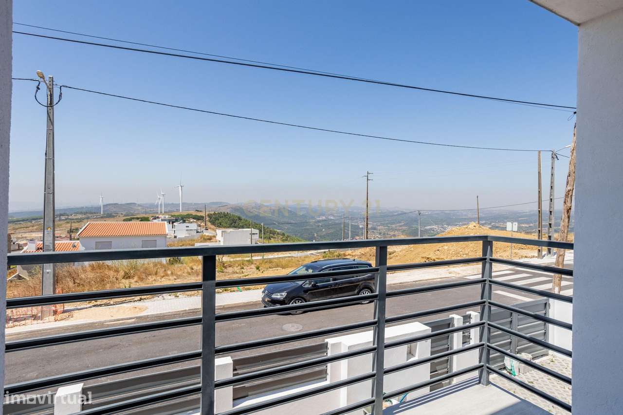 Moradia T3 + 1 com uma vista espetacular em Fonte Santa-11