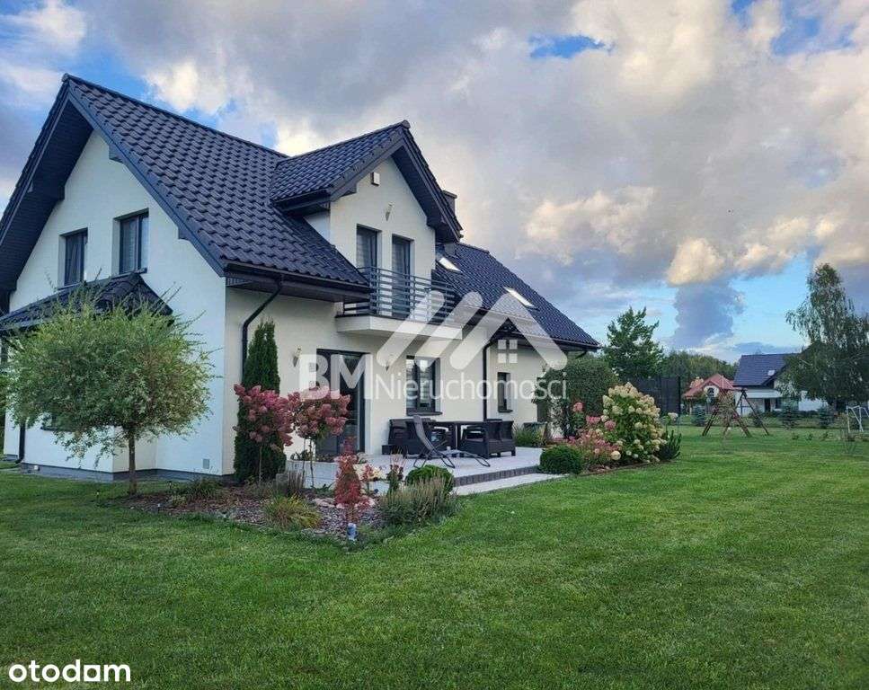 Dom wolnostojący z garażem na dwa samochody.-1