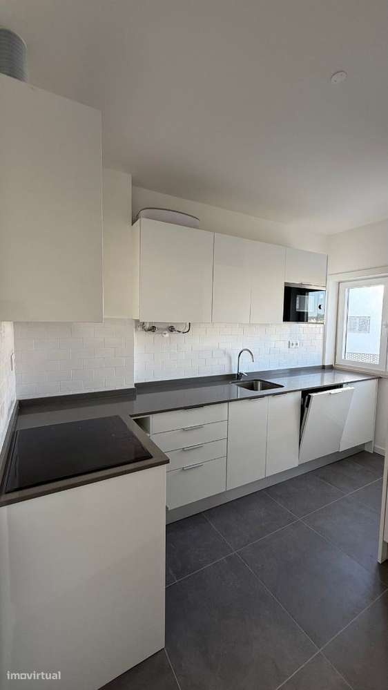 Apartamento T0 com parqueamento e vistas de mar-21