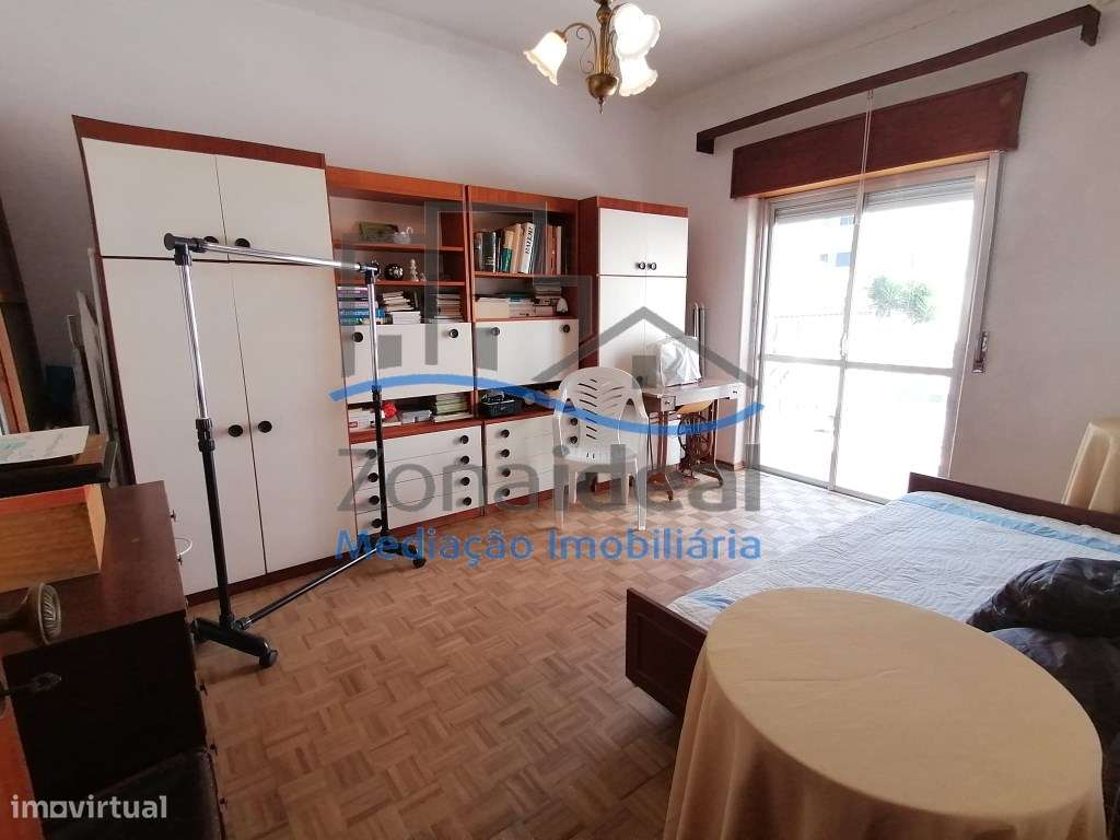 MORADIA COM 2 PISOS , OITO DIVISÕES, GARAGEM E LOGRADOURO - LOCALIZ...-17